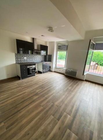 Rare sur le secteur !
Découvrez cet ensemble immobilier mixte en monopropriété développant environ 475 m², offrant une excellente opportunité d’investissement avec une rentabilité attractive et un fort potentiel de valorisation.

L’immeuble se compose de :
• 10 appartements répartis comme suit : 3 F1 - 3 F2 - 1 F3 - 3 duplex
• 2 cellules commerciales
• 16 caves

Un patrimoine immobilier déjà largement optimisé :
Depuis l’acquisition, près de 493 000 € de travaux et améliorations ont été réalisés, permettant de proposer aujourd’hui des logements rénovés, attractifs et recherchés sur le marché locatif.

Situation locative :
• 12 lots actuellement loués
• Taux d’occupation : 75 %

Données financières :
• Revenus locatifs annuels HT/HC : 72 635 €
• Charges annuelles : 6 360 €
• Taxe foncière : seulement 1 937 €
• Rentabilité brute : 8,35 %

Informations complémentaires :
• Chauffage électrique
• DPE : D et E

Son emplacement à proximité immédiate des axes routiers, des commerces et des commodités constitue un véritable atout pour la location résidentielle et commerciale.
Que vous soyez investisseur confirmé ou à la recherche d’un actif patrimonial rentable, cet immeuble représente une opportunité solide alliant revenus immédiats et potentiel d’évolution.
Contactez-moi !