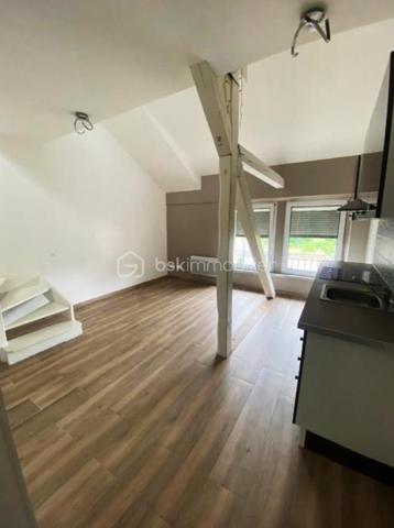 Rare sur le secteur !
Découvrez cet ensemble immobilier mixte en monopropriété développant environ 475 m², offrant une excellente opportunité d’investissement avec une rentabilité attractive et un fort potentiel de valorisation.

L’immeuble se compose de :
• 10 appartements répartis comme suit : 3 F1 - 3 F2 - 1 F3 - 3 duplex
• 2 cellules commerciales
• 16 caves

Un patrimoine immobilier déjà largement optimisé :
Depuis l’acquisition, près de 493 000 € de travaux et améliorations ont été réalisés, permettant de proposer aujourd’hui des logements rénovés, attractifs et recherchés sur le marché locatif.

Situation locative :
• 12 lots actuellement loués
• Taux d’occupation : 75 %

Données financières :
• Revenus locatifs annuels HT/HC : 72 635 €
• Charges annuelles : 6 360 €
• Taxe foncière : seulement 1 937 €
• Rentabilité brute : 8,35 %

Informations complémentaires :
• Chauffage électrique
• DPE : D et E

Son emplacement à proximité immédiate des axes routiers, des commerces et des commodités constitue un véritable atout pour la location résidentielle et commerciale.
Que vous soyez investisseur confirmé ou à la recherche d’un actif patrimonial rentable, cet immeuble représente une opportunité solide alliant revenus immédiats et potentiel d’évolution.
Contactez-moi !