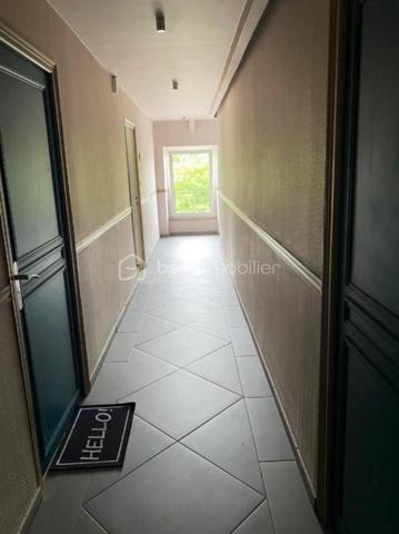 Rare sur le secteur !
Découvrez cet ensemble immobilier mixte en monopropriété développant environ 475 m², offrant une excellente opportunité d’investissement avec une rentabilité attractive et un fort potentiel de valorisation.

L’immeuble se compose de :
• 10 appartements répartis comme suit : 3 F1 - 3 F2 - 1 F3 - 3 duplex
• 2 cellules commerciales
• 16 caves

Un patrimoine immobilier déjà largement optimisé :
Depuis l’acquisition, près de 493 000 € de travaux et améliorations ont été réalisés, permettant de proposer aujourd’hui des logements rénovés, attractifs et recherchés sur le marché locatif.

Situation locative :
• 12 lots actuellement loués
• Taux d’occupation : 75 %

Données financières :
• Revenus locatifs annuels HT/HC : 72 635 €
• Charges annuelles : 6 360 €
• Taxe foncière : seulement 1 937 €
• Rentabilité brute : 8,35 %

Informations complémentaires :
• Chauffage électrique
• DPE : D et E

Son emplacement à proximité immédiate des axes routiers, des commerces et des commodités constitue un véritable atout pour la location résidentielle et commerciale.
Que vous soyez investisseur confirmé ou à la recherche d’un actif patrimonial rentable, cet immeuble représente une opportunité solide alliant revenus immédiats et potentiel d’évolution.
Contactez-moi !