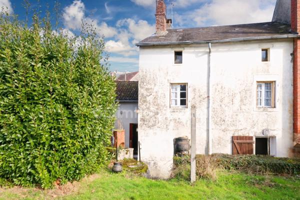 Maison de centre bourg - 116 m² - 6 Pièces - 4 chambres - Garage - Terrasse et Jardin - Terrain Non attenant 455m² - MAGNAC LAVAL