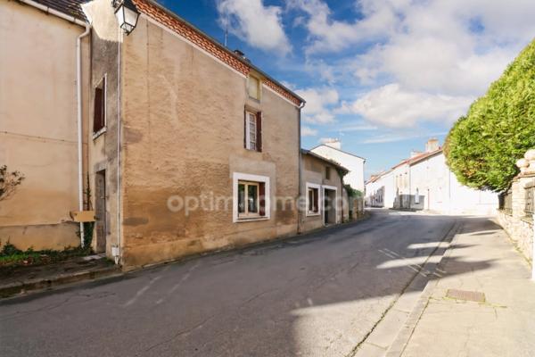 Maison de centre bourg - 116 m² - 6 Pièces - 4 chambres - Garage - Terrasse et Jardin - Terrain Non attenant 455m² - MAGNAC LAVAL