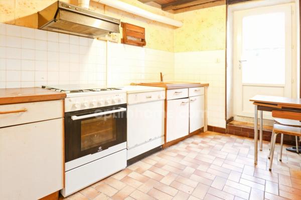 Maison de centre bourg - 116 m² - 6 Pièces - 4 chambres - Garage - Terrasse et Jardin - Terrain Non attenant 455m² - MAGNAC LAVAL