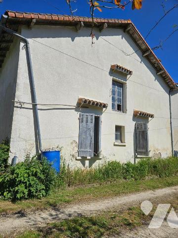 A vendre à  CIVRAY (86400), Une maison ancienne de 79m² à restaurer