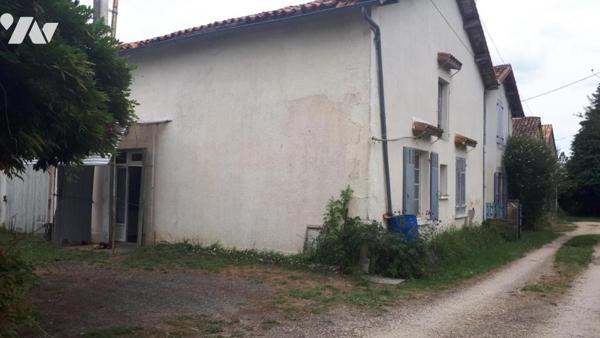 A vendre à  CIVRAY (86400), Une maison ancienne de 79m² à restaurer