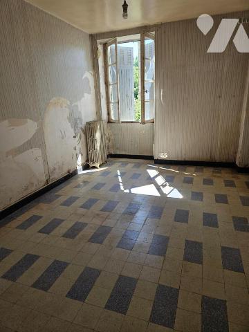 A vendre à  CIVRAY (86400), Une maison ancienne de 79m² à restaurer