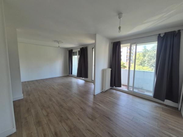 EYBENS – T4 73 m² AVEC VUE SUR LES MONTAGNES, ÉTAGE ÉLEVÉ, BALCON, SEJOUR DOUBLE ET PLACE DE PARKING PRIVATIVE