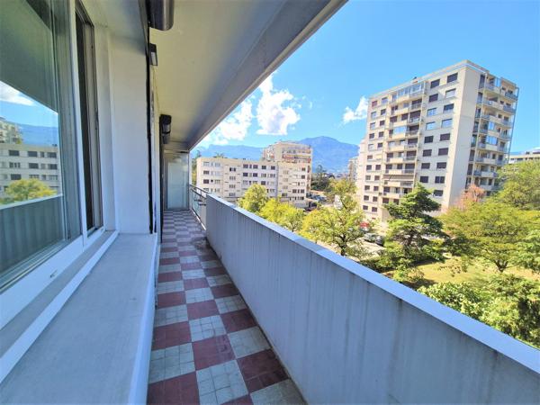 EYBENS – T4 73 m² AVEC VUE SUR LES MONTAGNES, ÉTAGE ÉLEVÉ, BALCON, SEJOUR DOUBLE ET PLACE DE PARKING PRIVATIVE