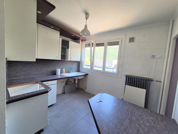 EYBENS – T4 73 m² AVEC VUE SUR LES MONTAGNES, ÉTAGE ÉLEVÉ, BALCON, SEJOUR DOUBLE ET PLACE DE PARKING PRIVATIVE