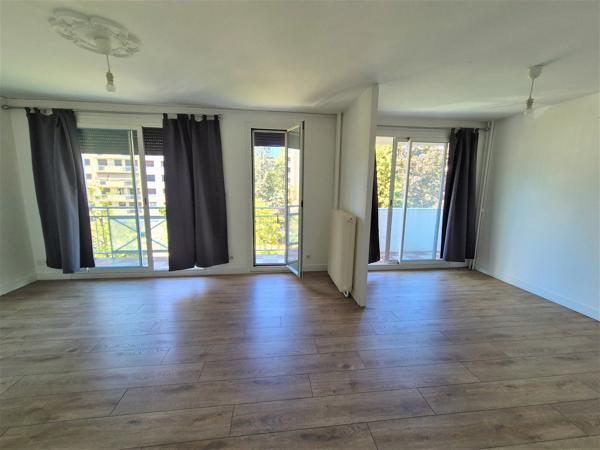 EYBENS – T4 73 m² AVEC VUE SUR LES MONTAGNES, ÉTAGE ÉLEVÉ, BALCON, SEJOUR DOUBLE ET PLACE DE PARKING PRIVATIVE