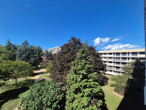 EYBENS – T4 73 m² AVEC VUE SUR LES MONTAGNES, ÉTAGE ÉLEVÉ, BALCON, SEJOUR DOUBLE ET PLACE DE PARKING PRIVATIVE