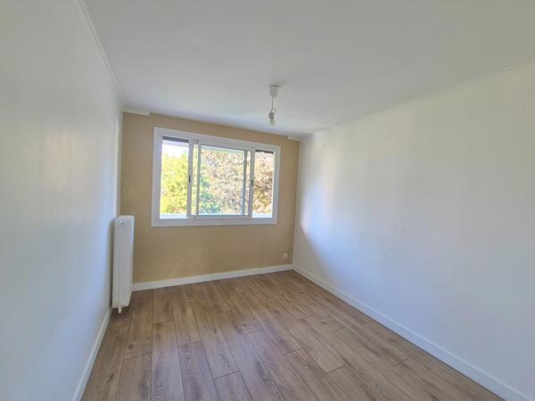 EYBENS – T4 73 m² AVEC VUE SUR LES MONTAGNES, ÉTAGE ÉLEVÉ, BALCON, SEJOUR DOUBLE ET PLACE DE PARKING PRIVATIVE