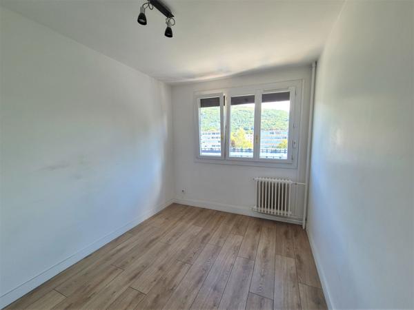 EYBENS – T4 73 m² AVEC VUE SUR LES MONTAGNES, ÉTAGE ÉLEVÉ, BALCON, SEJOUR DOUBLE ET PLACE DE PARKING PRIVATIVE