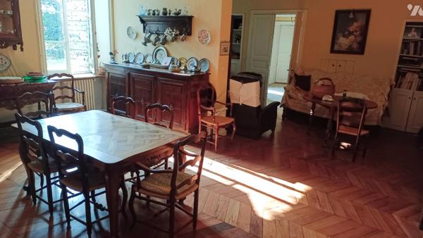 Unique cette maison  de maître  avec son jardin au cœur de Crest.