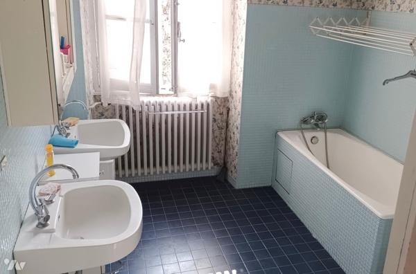 Unique cette maison  de maître  avec son jardin au cœur de Crest.