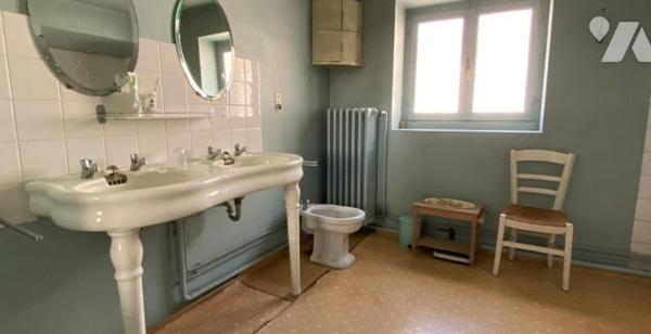 Unique cette maison  de maître  avec son jardin au cœur de Crest.