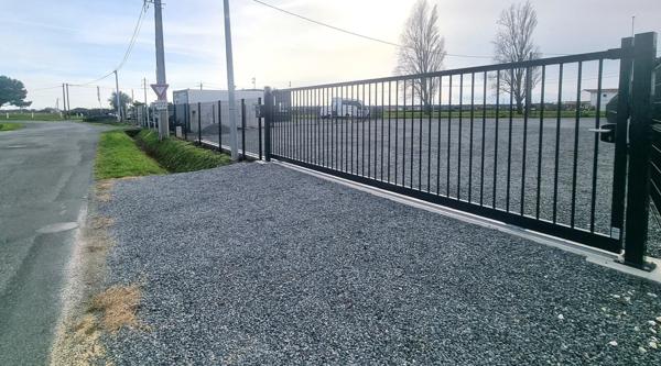 A LOUER, Terrain professionnel 933 m² – Emplacement n°1 – Entrée Île d’Oléron (17)