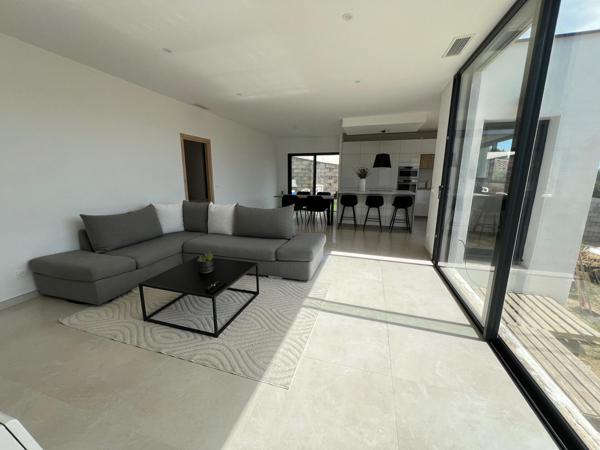 Maison très récente de plain pied,  3 chambres et une suite parentale, garage