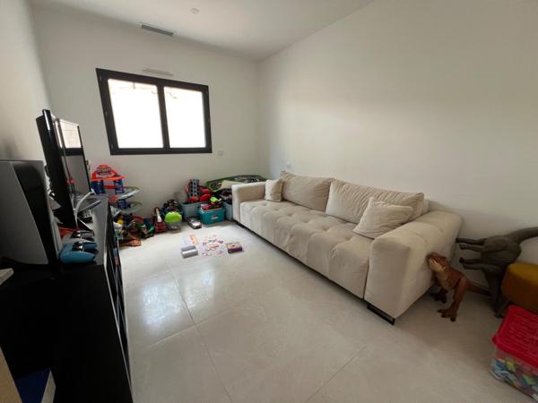 Maison très récente de plain pied,  3 chambres et une suite parentale, garage