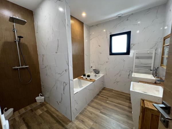 Maison très récente de plain pied,  3 chambres et une suite parentale, garage