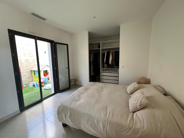 Maison très récente de plain pied,  3 chambres et une suite parentale, garage