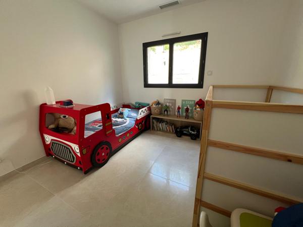 Maison très récente de plain pied,  3 chambres et une suite parentale, garage