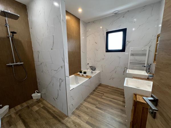 Maison très récente de plain pied,  3 chambres et une suite parentale, garage