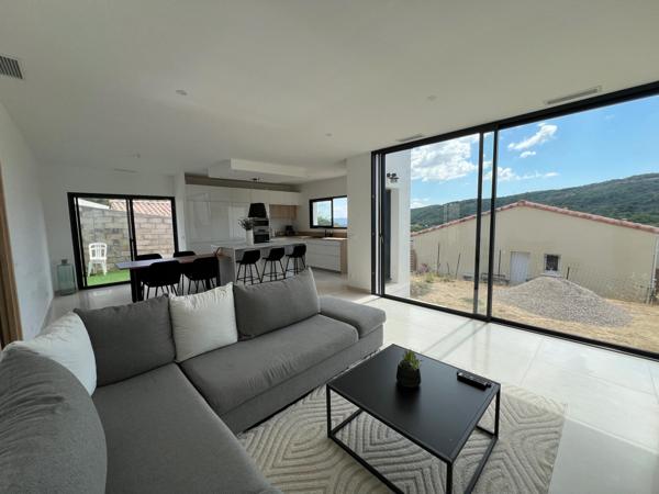 Maison très récente de plain pied,  3 chambres et une suite parentale, garage