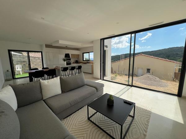 Maison très récente de plain pied,  3 chambres et une suite parentale, garage