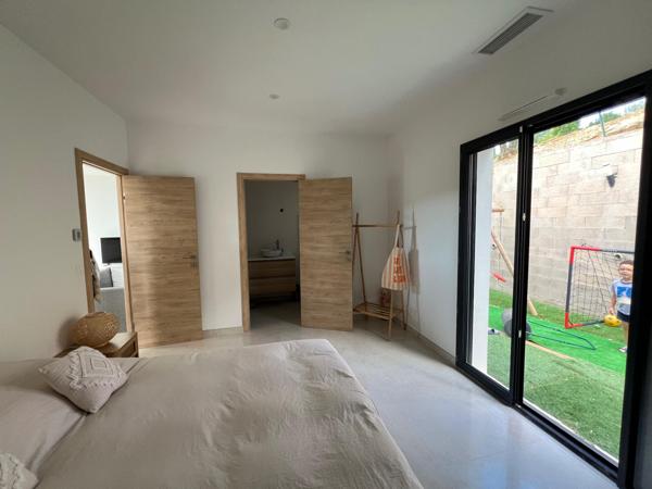 Maison très récente de plain pied,  3 chambres et une suite parentale, garage