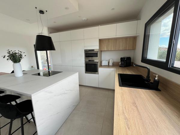 Maison très récente de plain pied,  3 chambres et une suite parentale, garage