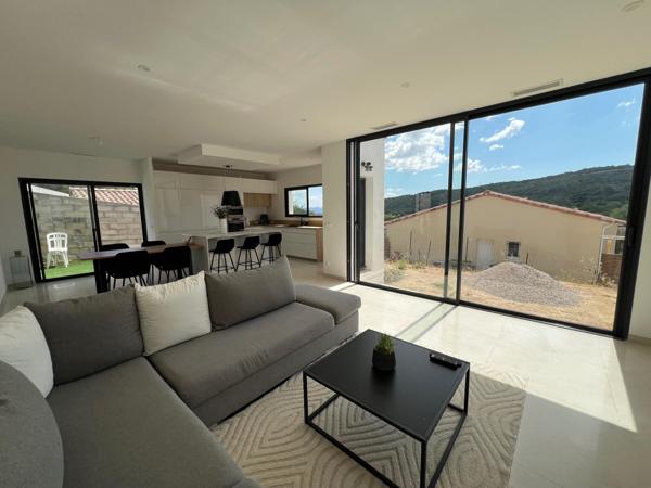 Maison très récente de plain pied,  3 chambres et une suite parentale, garage