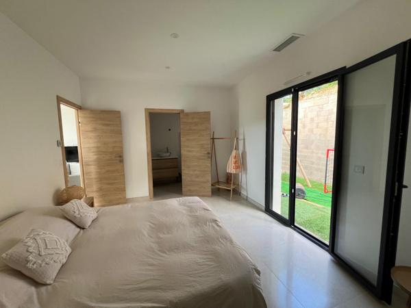 Maison très récente de plain pied,  3 chambres et une suite parentale, garage