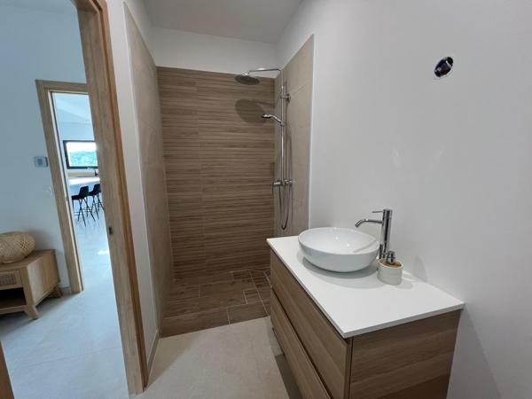 Maison très récente de plain pied,  3 chambres et une suite parentale, garage