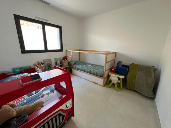 Maison très récente de plain pied,  3 chambres et une suite parentale, garage