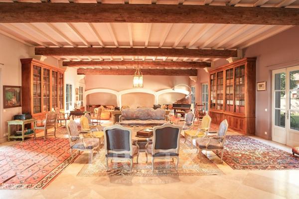 Domaine d’exception à Arles – Mas provençal avec installations équestres