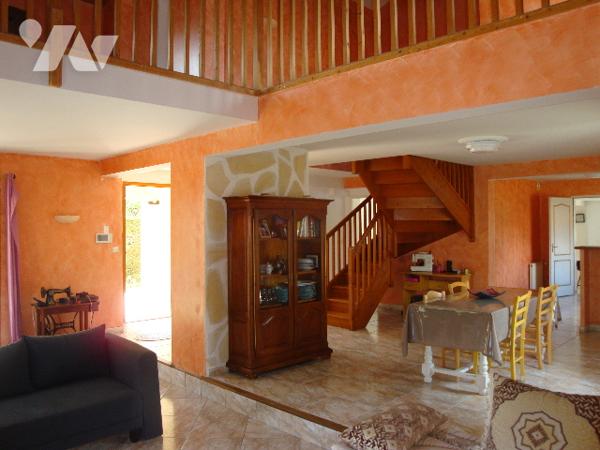 NOE (31410) : villa T8, 205 m2, 5 chambres, dans parc de 1500 m2, divisible.