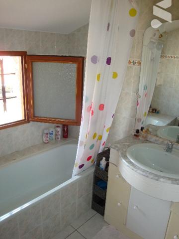 NOE (31410) : villa T8, 205 m2, 5 chambres, dans parc de 1500 m2, divisible.