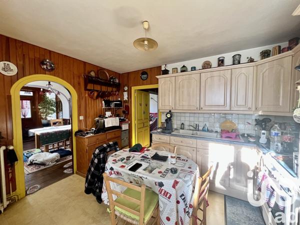 Maison de village 6 pièces de 124 m² à Louroux-de-Bouble (03330)