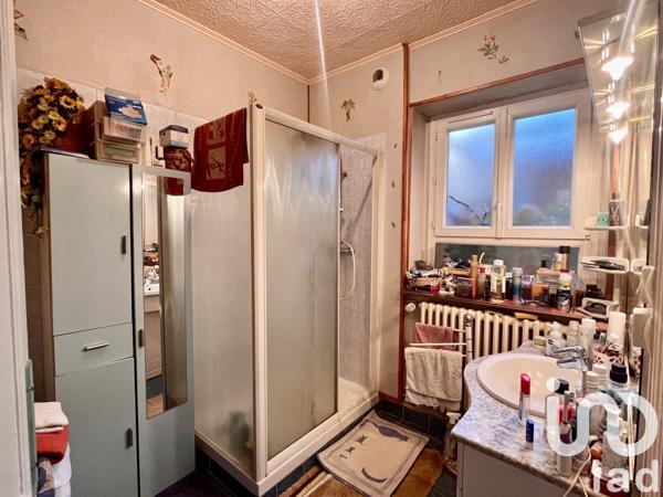 Maison de village 6 pièces de 124 m² à Louroux-de-Bouble (03330)