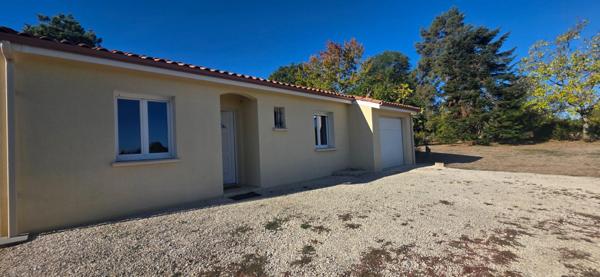 Maison de plain pied récente avec 2 chambres, garage et terrain de 1000 m2