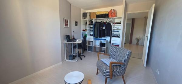 Maison de plain pied récente avec 2 chambres, garage et terrain de 1000 m2