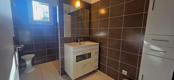 Maison de plain pied récente avec 2 chambres, garage et terrain de 1000 m2