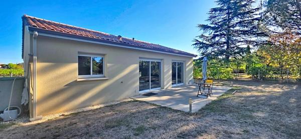 Maison de plain pied récente avec 2 chambres, garage et terrain de 1000 m2