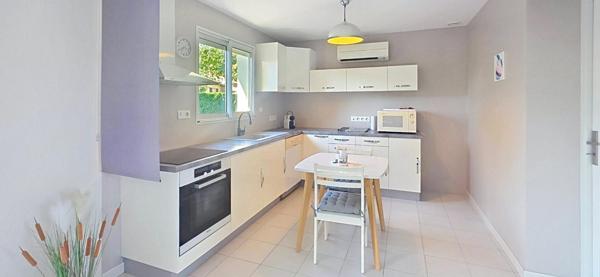Maison de plain pied récente avec 2 chambres, garage et terrain de 1000 m2