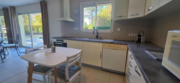 Maison de plain pied récente avec 2 chambres, garage et terrain de 1000 m2
