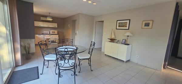 Maison de plain pied récente avec 2 chambres, garage et terrain de 1000 m2