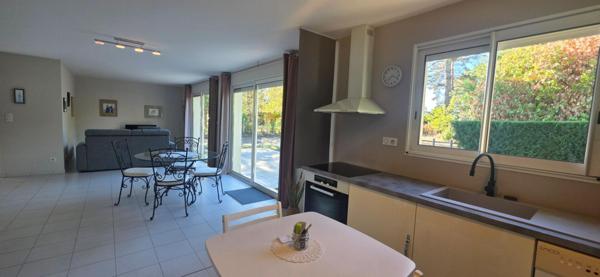 Maison de plain pied récente avec 2 chambres, garage et terrain de 1000 m2