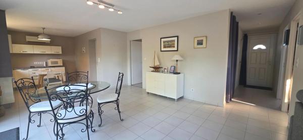 Maison de plain pied récente avec 2 chambres, garage et terrain de 1000 m2
