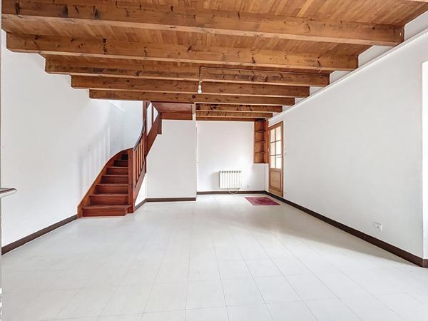 Au centre de la commune de Saint-Abraham, à moins de 13 minutes de Ploërmel et 30 minutes de Vannes. Avec une accessibilité rapide à la quatre voies.