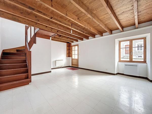 Au centre de la commune de Saint-Abraham, à moins de 13 minutes de Ploërmel et 30 minutes de Vannes. Avec une accessibilité rapide à la quatre voies.